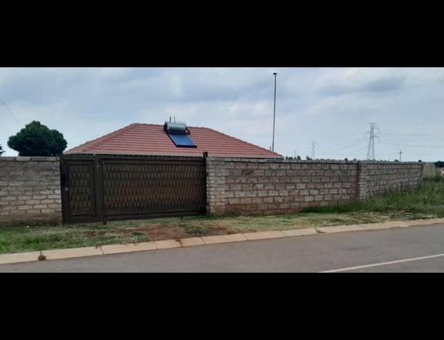 3 BEDROOM HOUSE FOR SALE IN LUFHERENG